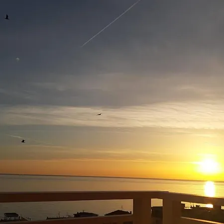 Spectacular Sea View - 3 Minutes Walk From The Sea בית נופש
